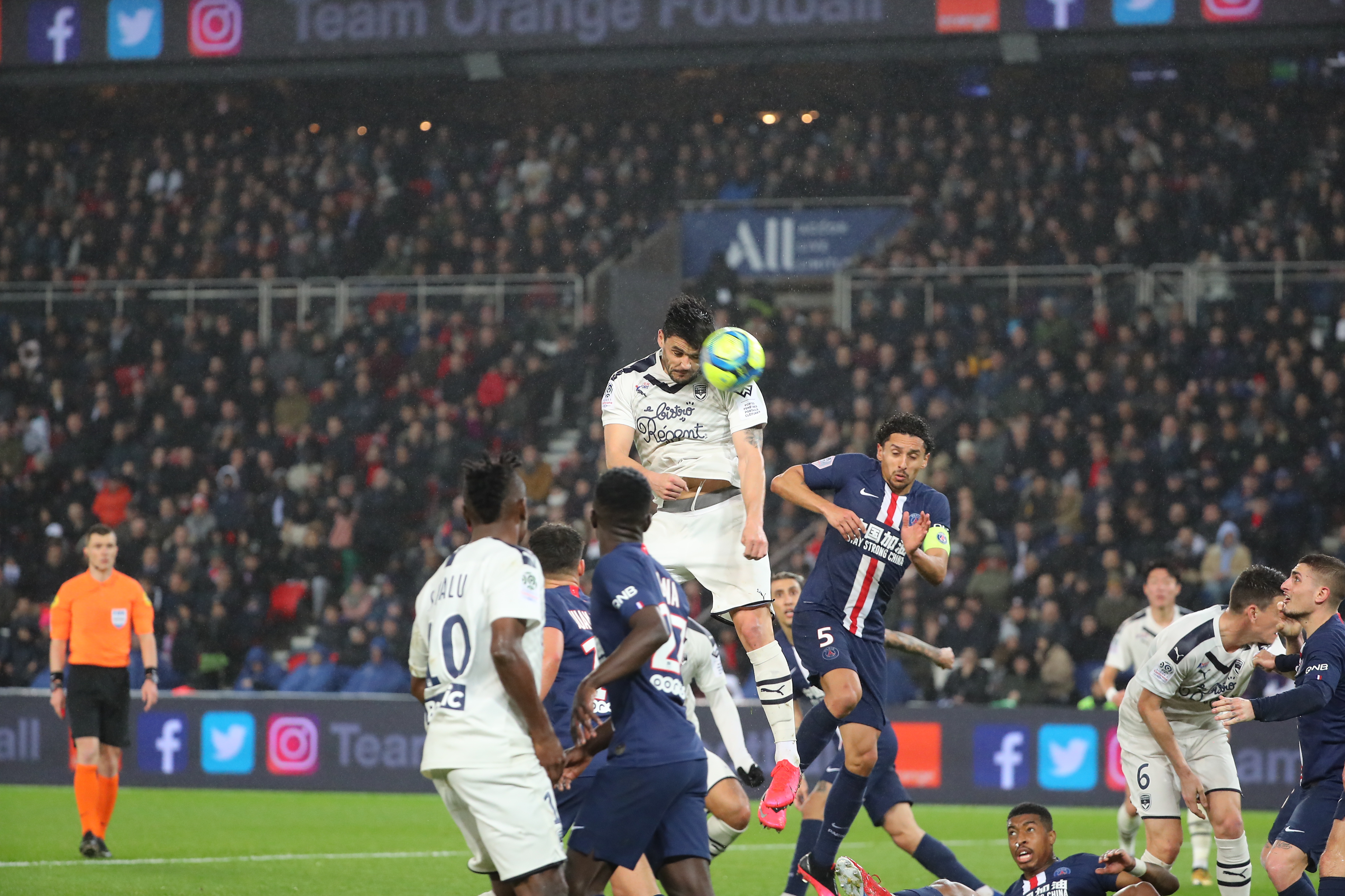 波尔多队在法甲比赛中遭遇失利